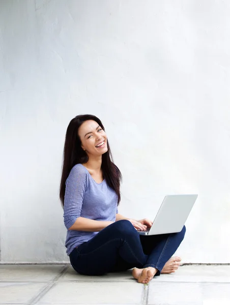 幸せな若い女性 — ストック写真