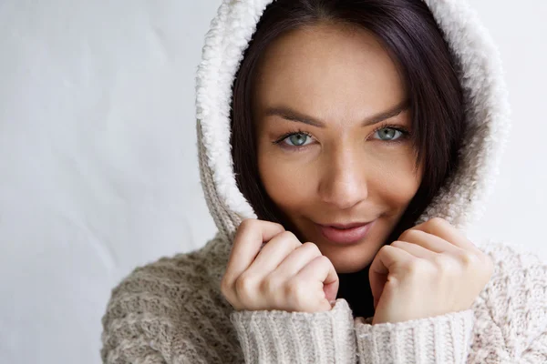 Jeune femme avec pull tricoté blanc — Photo