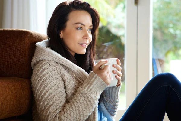 Mooie jonge vrouw — Stockfoto