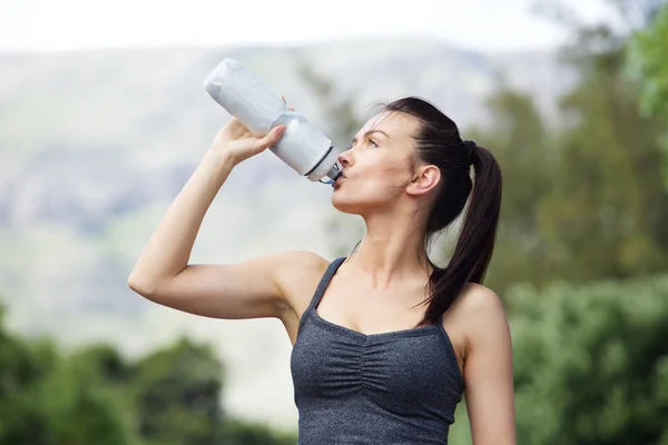 若い女性の飲料水に適合します。 — ストック写真