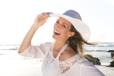 Sahilde güzel bir kadın