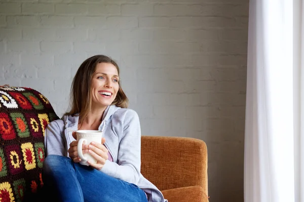 Smiling woman enjoying cup of tea — Stock Photo, Image