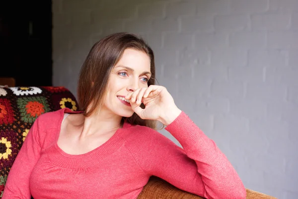 Femme à la maison regardant ailleurs — Photo