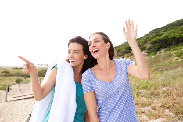 Twee lachende vrouwen — Stockfoto