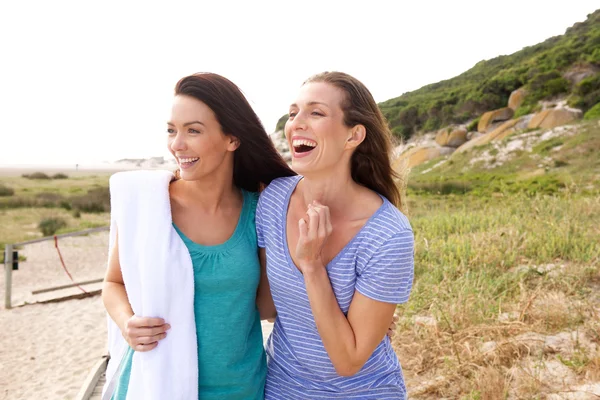 Mujeres riendo en un parque — Foto de Stock