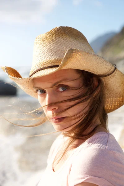 Mooie vrouw op het strand — Stockfoto