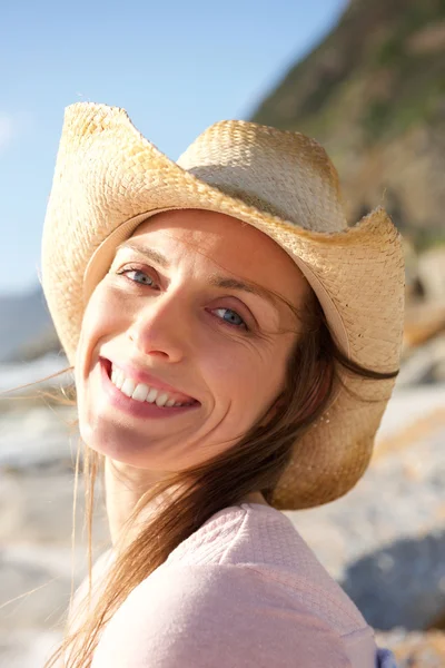 Hermosa mujer en la playa — Foto de Stock