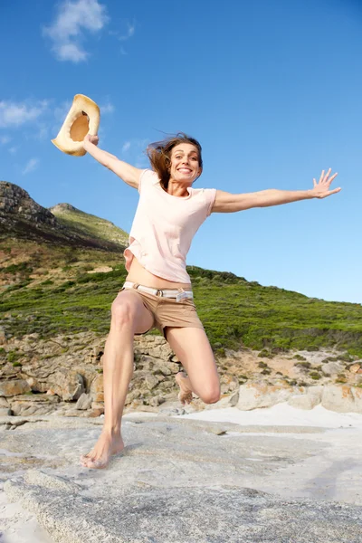 Mooie vrouw op het strand — Stockfoto