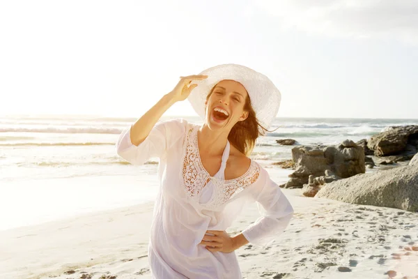 Vacker kvinna på stranden — Stockfoto