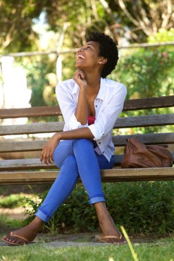 Afrikalı kadın gülüyor