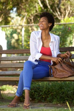 Afrikalı kadın gülümsüyor