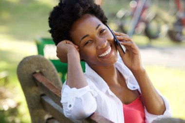 Kadın cep telefonuyla konuşuyor.