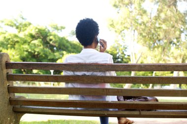 Bir bankta oturan Afrika kadın