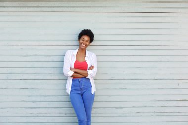 gülümseyen genç Afrikalı kadın