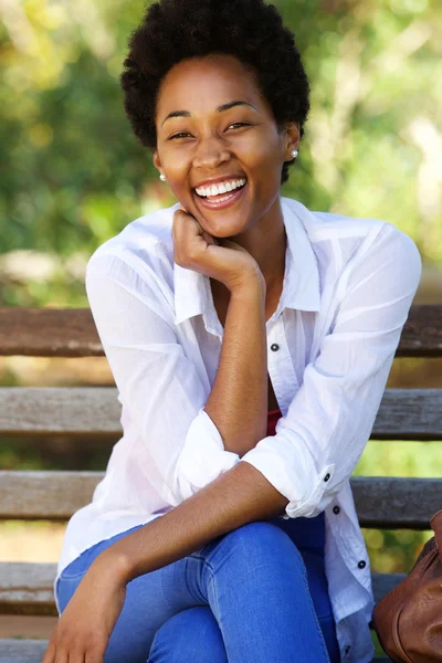 Atractiva joven mujer africana — Foto de Stock