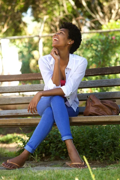 Afrikalı kadın gülüyor