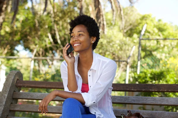 Mujer joven en un banco del parque — Foto de Stock