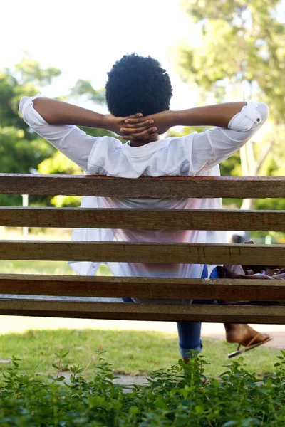 Relaxado jovem mulher — Fotografia de Stock