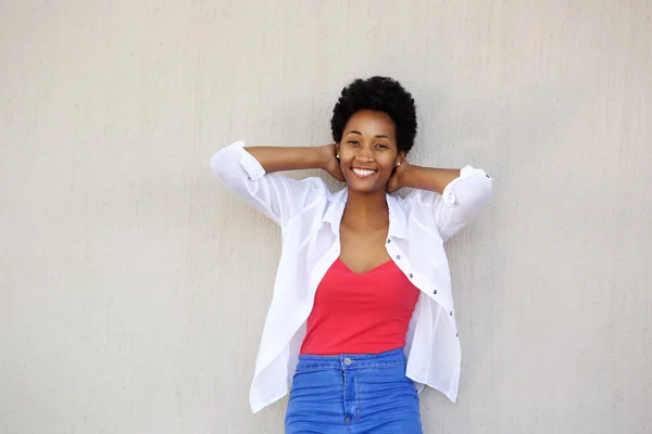 Jovem mulher africana feliz — Fotografia de Stock