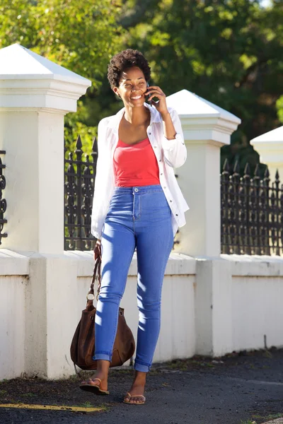 Mujer caminando al aire libre —  Fotos de Stock