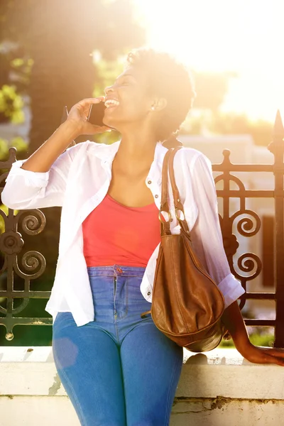 Sorrindo jovem mulher falando no telefone celular — Fotografia de Stock