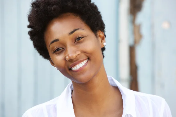 Jovem mulher africana feliz — Fotografia de Stock