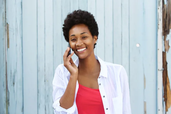 Femme parlant sur téléphone mobile — Photo