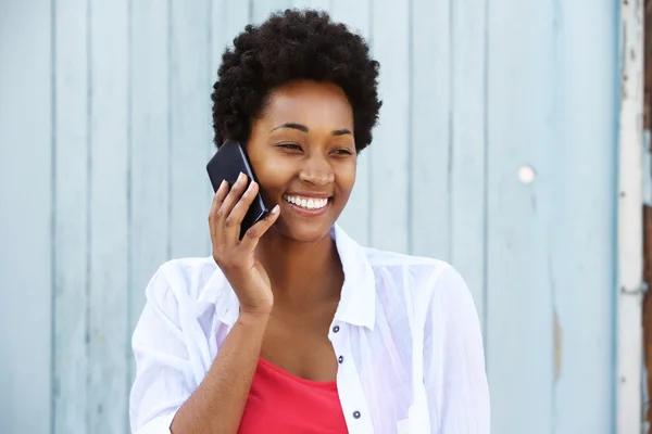 Joven mujer negra sonriendo — Foto de Stock