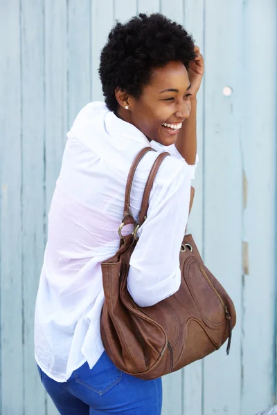Joven africana alegre con un bolso — Foto de Stock
