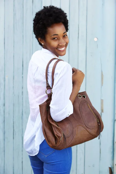 Jolie jeune femme avec un sac à main — Photo