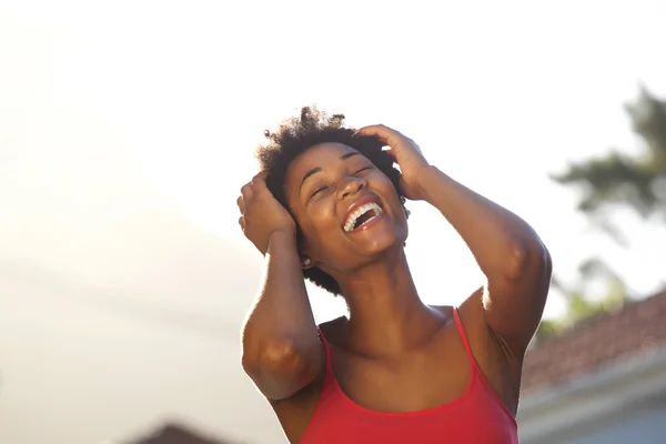 Glada unga afrikanska kvinnan — Stockfoto