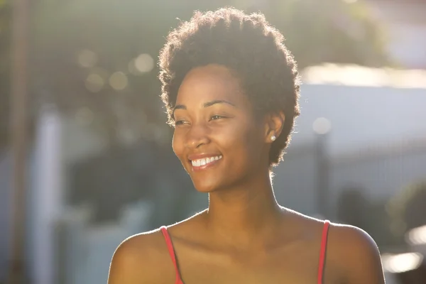 Jovem mulher africana feliz — Fotografia de Stock