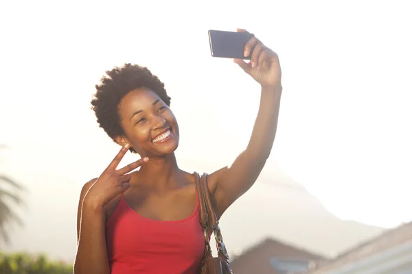 Mujer joven haciendo gestos de paz signo — Foto de Stock