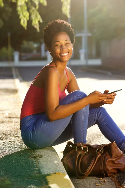 Glückliche junge Frau mit Handy — Stockfoto