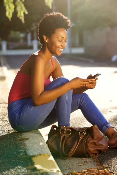 Afrikai hölgy nő mobiltelefon használata — Stock Fotó