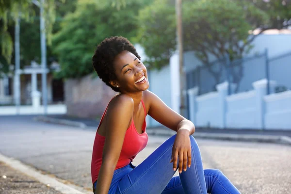 Glückliche junge Afrikanerin — Stockfoto