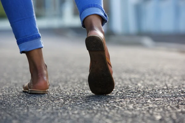Vrouw lopen op stad straat — Stockfoto