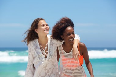 Plajda kaygısız genç kadın