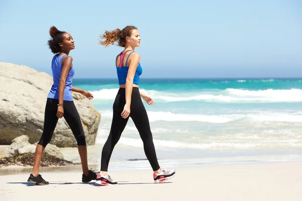 Two young sporty women — Stock Photo, Image