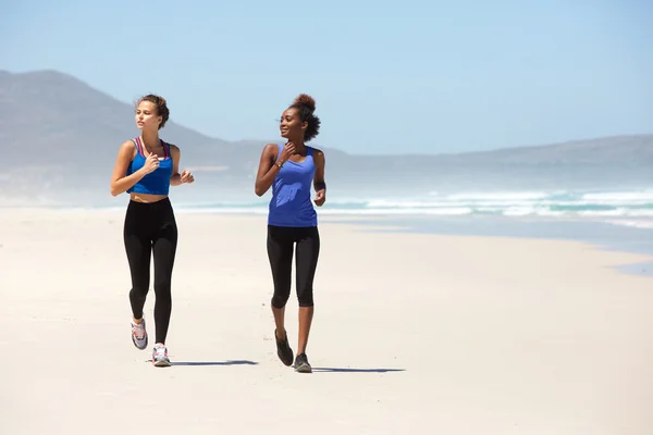 Dos mujeres jóvenes en forma corriendo —  Fotos de Stock