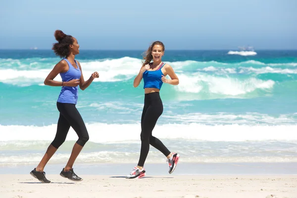 Zwei junge Frauen genießen einen Lauf — Stockfoto