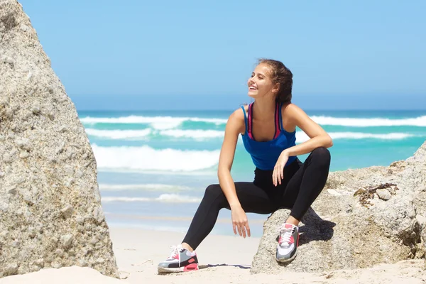 Gülümseyen genç sportif kadın — Stok fotoğraf