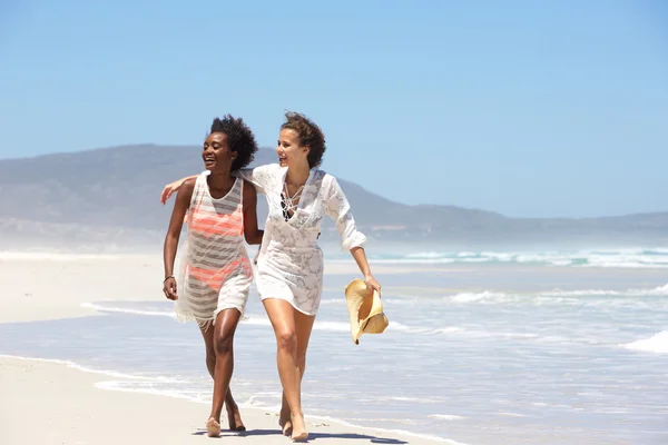 Twee jonge vrouwen lopen op blote voeten — Stockfoto