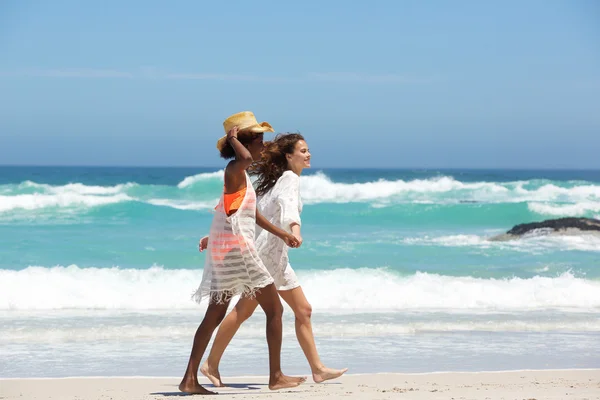 Two female friends walking on beach — Stock Photo, Image