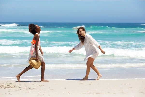 Female friends walking — Stock Photo, Image