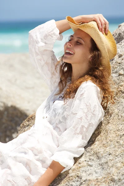 Lächelnde junge Frau — Stockfoto