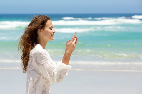 若い女性の携帯電話を浮かべて — ストック写真