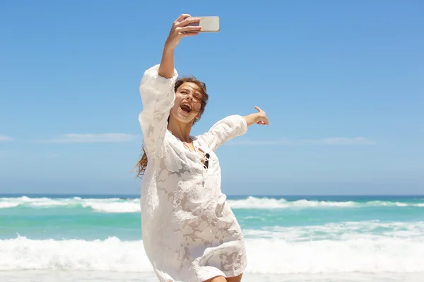 Mujer joven tomando selfie — Foto de Stock