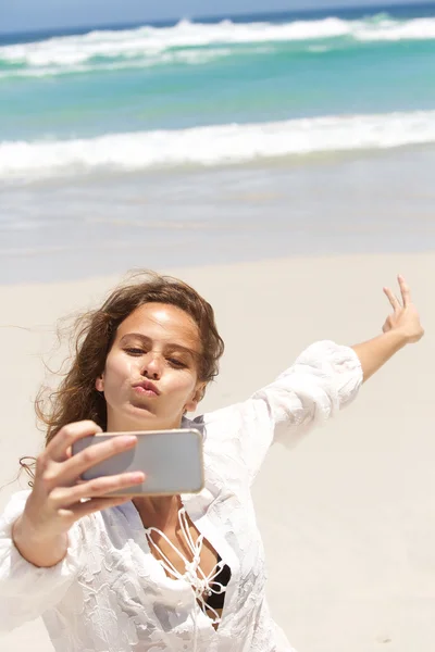 Νεαρή γυναίκα που παίρνει selfie — Φωτογραφία Αρχείου