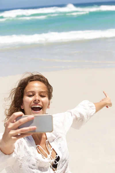 Jeune femme prenant selfie — Photo